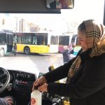 istanbulda_ozel_halk_otobuslerine_dezenfektan_kutulari_kondu