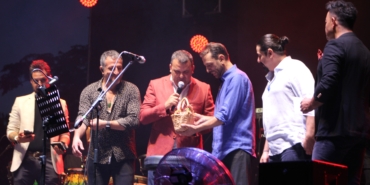 TEKİRDAĞ KİRAZ FESTİVALİ'NDE SAHNE ALAN SON İSİMLER RUBATO VE ŞEVVAL SAM OLDU KİRAZ FESTİVALİ'NİN SON GECESİNDE KONSER COŞKUSU: RUBATO VE ŞEVVAL SAM KULAKLARIN PASINI SİLDİ