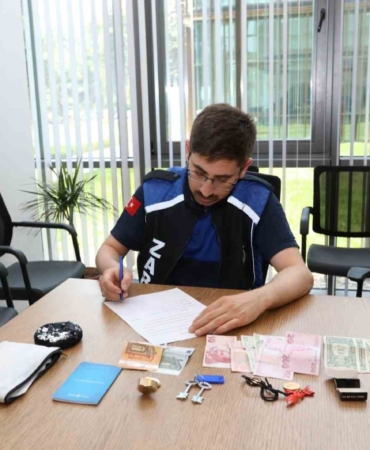 Altın ve para dolu çantayı sahibine teslim etti