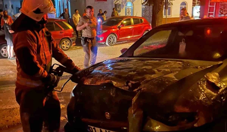 Aniden çalışıp seyir haline geçen araç alev alev yandı