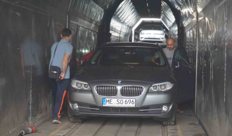 Arabalı trenle akın akın geliyorlar