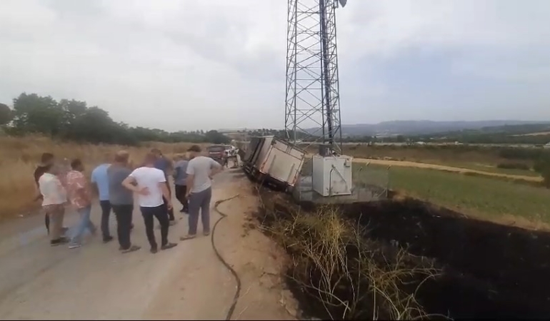 Arı yüzünden devrilen kamyon yandı
