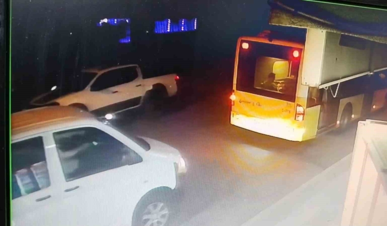 Ataşehir’de seyir halindeki otomobile çarpıp kaçan araç kamerada