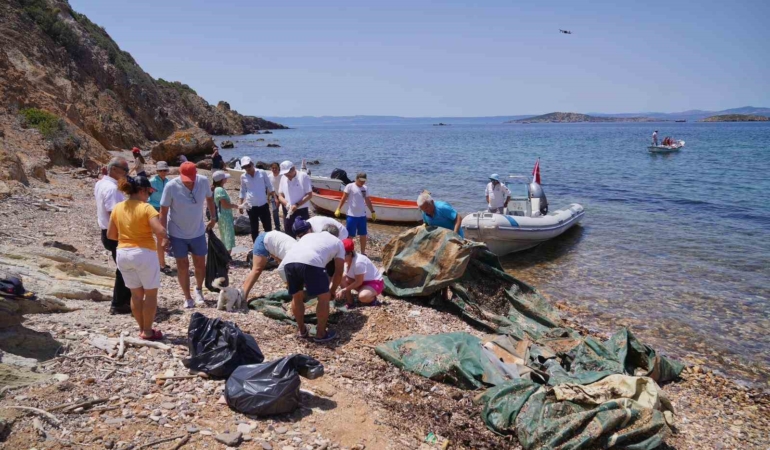 Ayvalık adalarında çevre temizliğinde mültecilerden geriye kalan 7 bot enkazı çıkarıldı