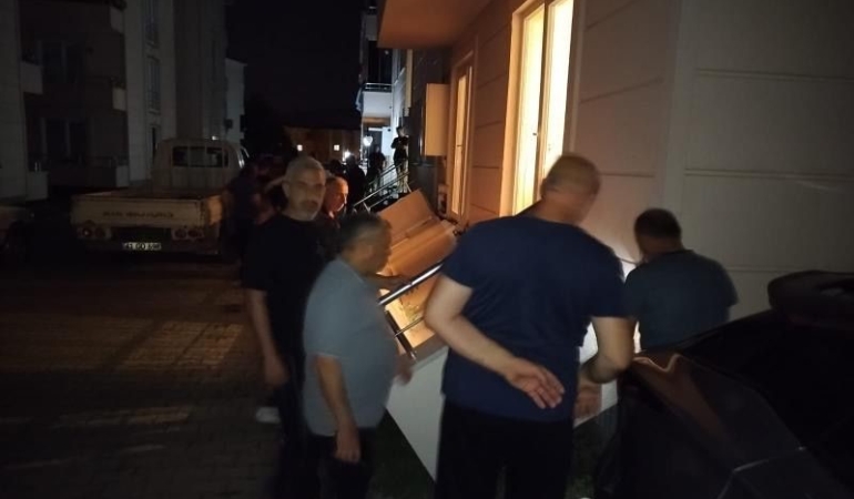 Balkon büyük gürültü ile çöktü