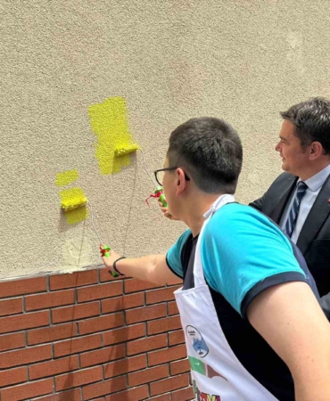 Başkan Aydın, öğrenciler ile birlikte okul boyadı