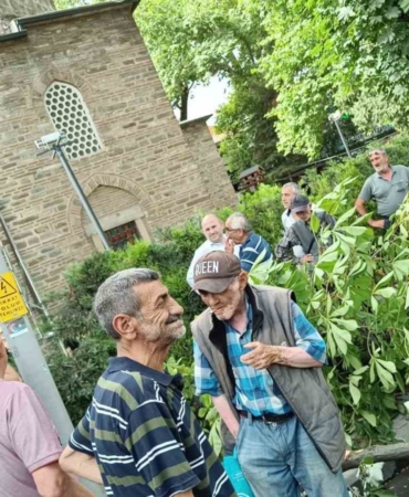 Bayram alışverişi yapanların üzerine ağaç devrildi