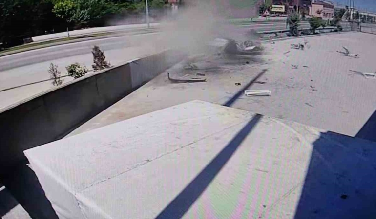 Bayramın ilk günü misafirliğe giden ailenin otomobili duvara çarparak alev aldı: 3 yaralı