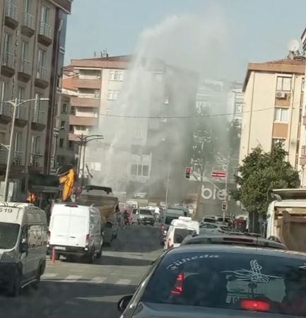 Bayrampaşa’da iş makinesi su borusunu patlattı