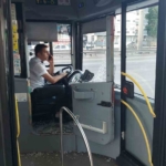 Bebek arabası kapıya sıkışınca öfkelenen baba sürücüye saldırdı