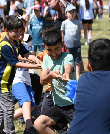 Bilecik’te binlerce çocuk unutulmaya yüz tutmuş oyunları hep birlikte oynadı