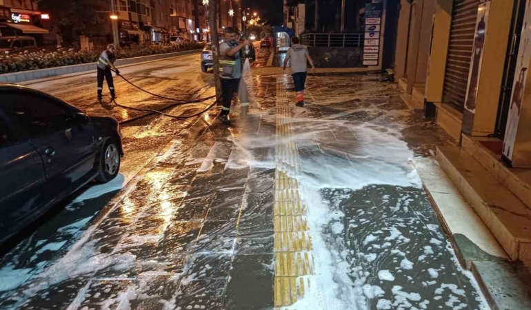 Bozüyük’te ana cadde kaldırımları köpüklü yıkama ile temizleniyor