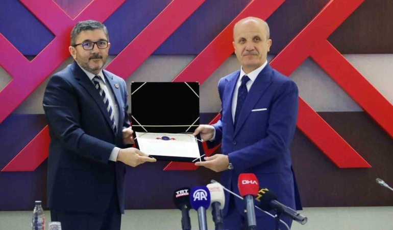 BŞEÜ ödül törenine adını yazdırdı