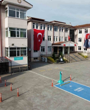 Bu okul enerjisini güneşten alıyor