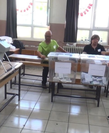 Bulgaristan seçimleri için elektronik cihazla oylar atılıyor