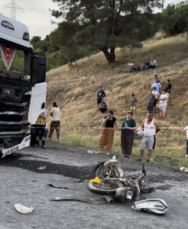 Çanakkale’de kamyon ile motosiklet çarpıştı: 2 ölü
