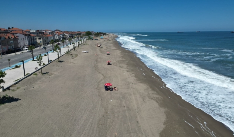 Denize girmek yasaklanınca sahilde güneşlendiler