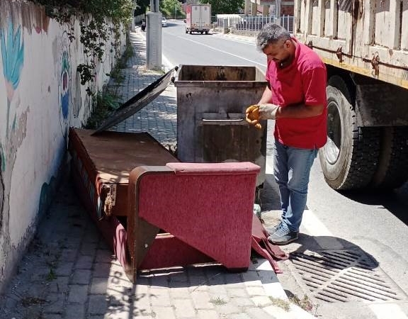Dilovası’nda çöpe atılan ev eşyaları bertaraf ediliyor
