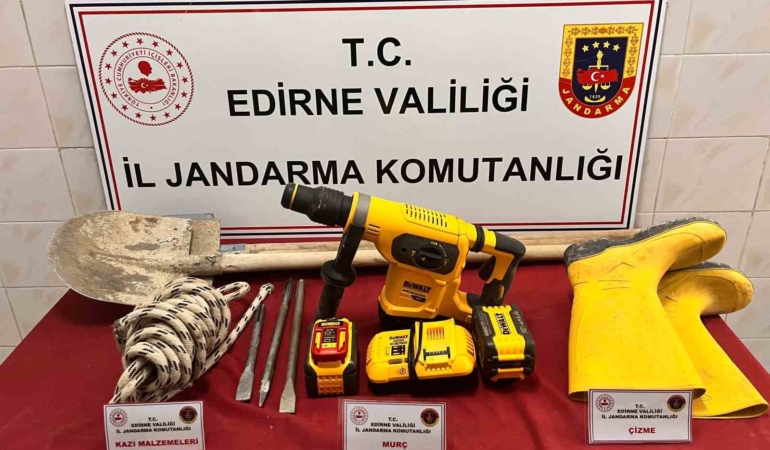 Edirne’de kaçak kazı yapan şüpheli suçüstü yakalandı