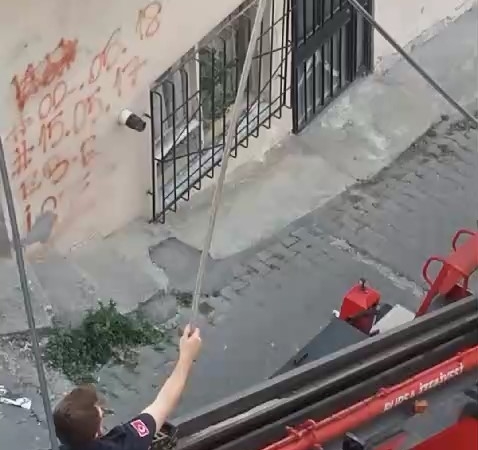 Elektrik kablosunda asılı olan kuşu itfaiye ekipleri kurtardı