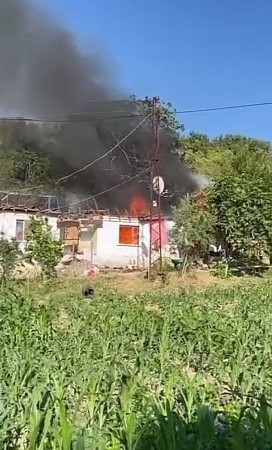 Elektrik kontağından çıkan yangın evi küle çevirdi
