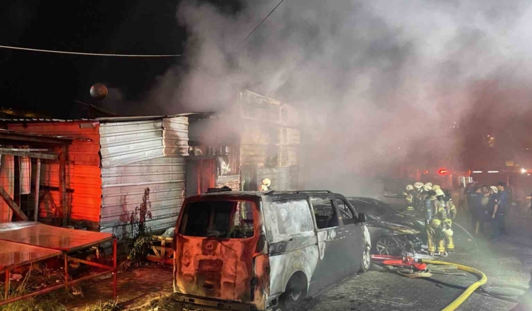 Esenyurt’ta 8 araç ve iş yeri alev alev yandı: Kundaklama anı güvenlik kamerasında