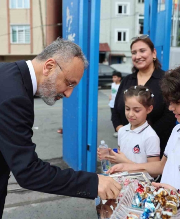 Eyüpsultan Belediye Başkanı Özmen, öğrencilerin karne heyecanına ortak oldu