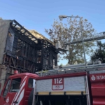 Fatih’te metruk bina alev alev yandı