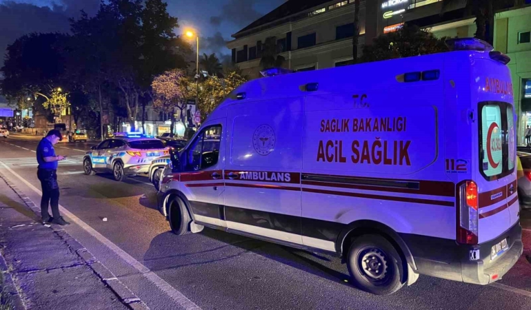 Fatih’te motosiklet, yolun karşısına geçmeye çalışan kadına çarptı: 3 yaralı