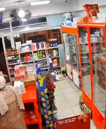 Fatih’te öfkeli baba 7 yaşındaki çocuğu önce darp, sonra tehdit etti: O anlar kamerada