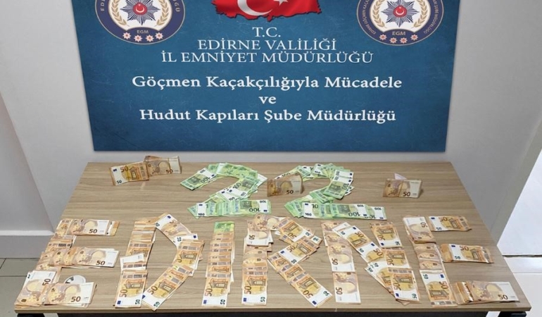 Göçmenleri yurt dışına kaçırmaya çalışan 2 şahıs tutuklandı