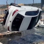 Haliç sahilinde otomobil denize düştü, vinç yardımıyla kurtarıldı