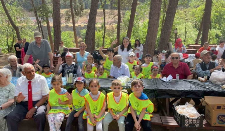 Huzurevinde kalan yaşlılar, piknikte miniklerle kaynaştı