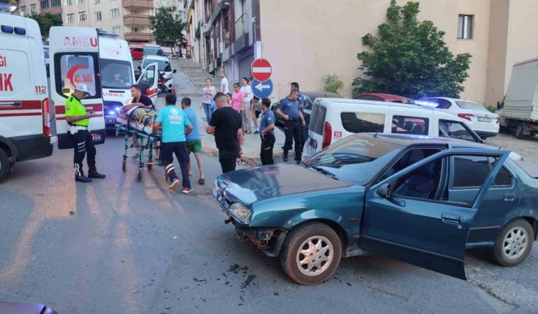 İki otomobilin çarpıştığı kazada 4 kişi yaralandı