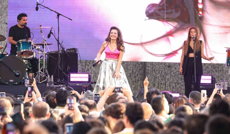 İş Sanat Cuma İş Çıkışı konserlerinde Nil Karaibrahimgil sahne aldı