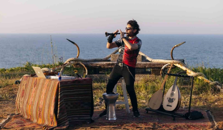 İsmail YK’dan Red Bull 60 Seconds’a özel altı farklı enstrümanlı performans