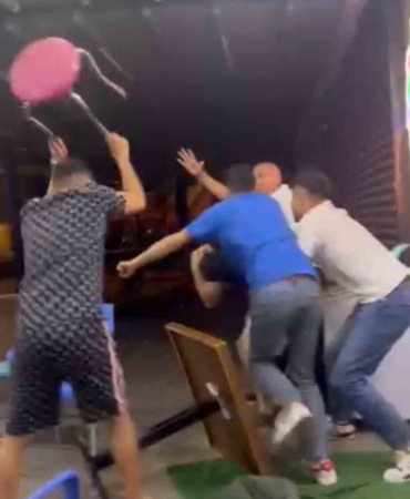 İstanbul’da dondurmacıda tekme, yumruk ve tabureli kavga kamerada: 1 kişiye 5 kişi saldırdı