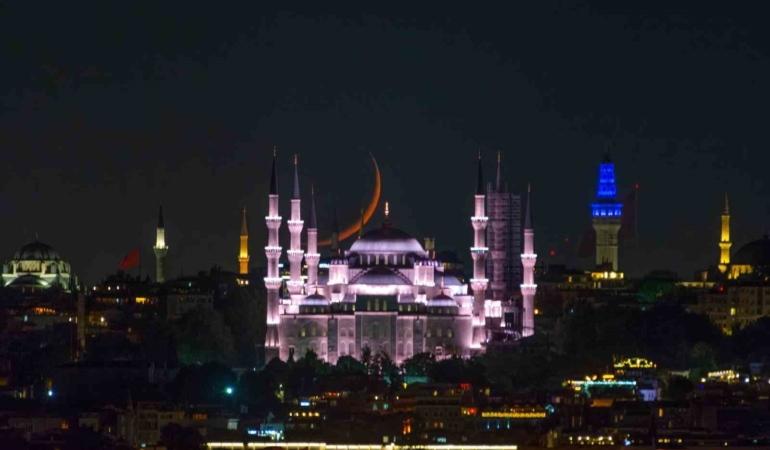 İstanbul’da hilal, Sultanahmet Camii ile buluştu