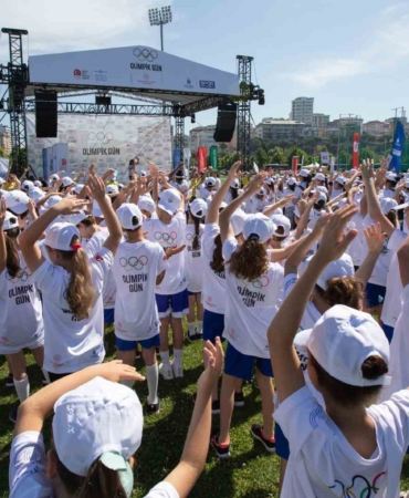 İstanbul’da yüzlerce çocuk ve milli sporcular Olimpik Gün’ü kutladı
