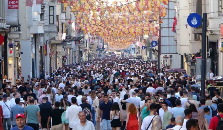 İstiklal Caddesi bayramda ziyaretçi akınına uğradı