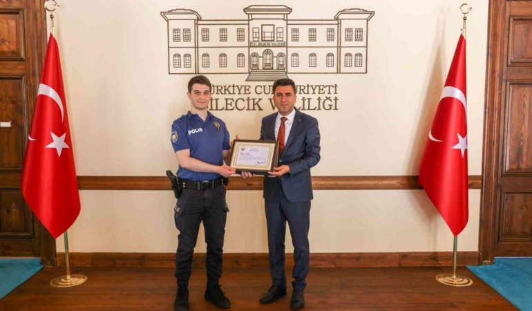 İzinli olduğu gün hırsızları yakalayan polise ’Başarı Belgesi’