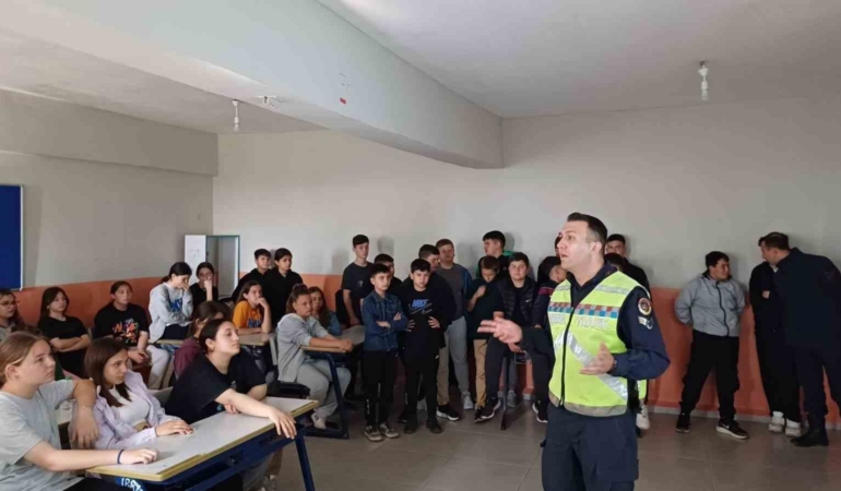 Jandarma ekiplerinden öğrencilere trafik kuralları eğitimi