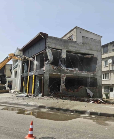 Kaçak işyeri yıkıldı