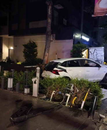 Kadıköy’de kontrolden çıkan araç binanın doğal gaz kutusuna çarptı: 2 yaralı