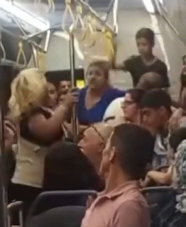 Kadınlar otobüste saç saça baş başa kavga etti