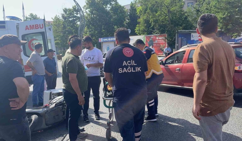 Kapaklı’da otomobil ile çarpışan motosikletli kurye yaralandı