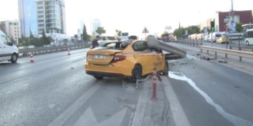 Kartal’da kontrolden çıkan taksi bariyerlere girdi