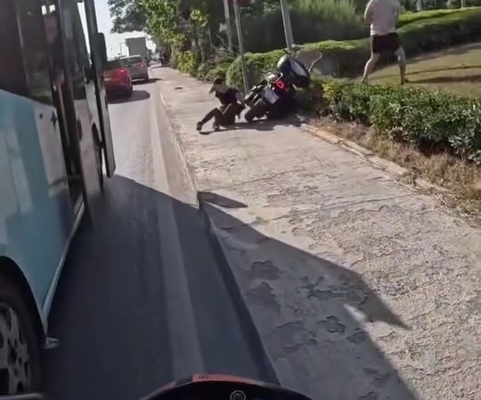 Kartal’da motosikletlinin kaldırımdaki kadına çarptığı anlar kamerada