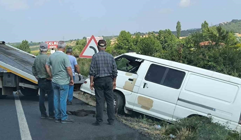 Kontrolden çıkan minibüs şarampole uçtu: 5 yaralı