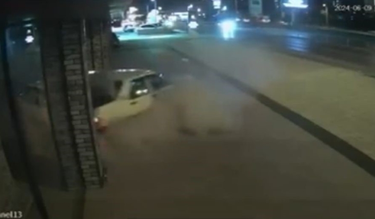 Kontrolden çıkan Tofaş Şahin halıcıya böyle daldı